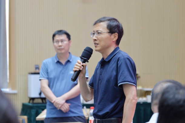 A person holding a microphone
Description automatically generated